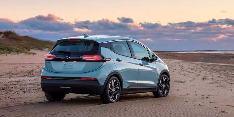 
            Chevrolet Bolt обновился и получил кросс-версию
        