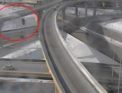 Пикап рухнул с 20-метровой эстакады из-за снега. Видео