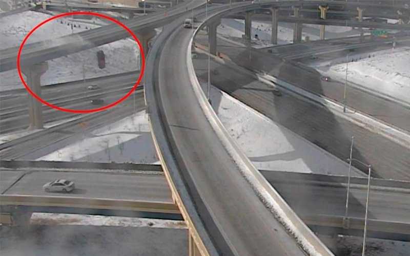 
            Пикап рухнул с 20-метровой эстакады из-за снега. Видео
        