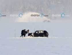 Новый кроссовер Hyundai застрял во время зимних тестов. Фото