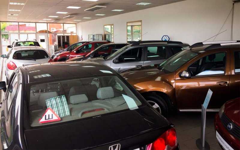 
            Россияне сметают машины с пробегом. Не останавливают даже завышенные цены
        