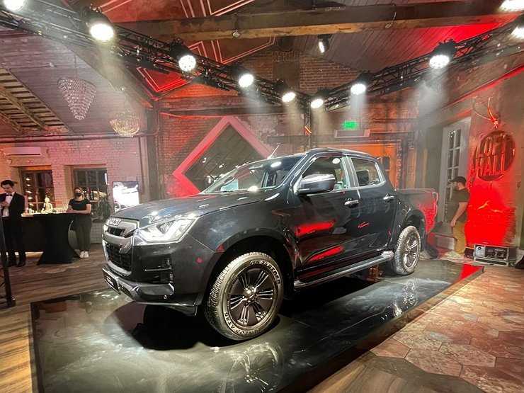 Извините за опоздание: Isuzu D-Max третьего поколения доехал до России