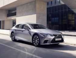 Lexus улучшил динамику гибридного LS