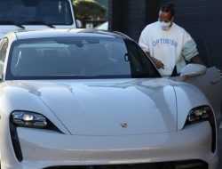 Льюис Хэмилтон удивил поклонников поездкой на Porsche Taycan