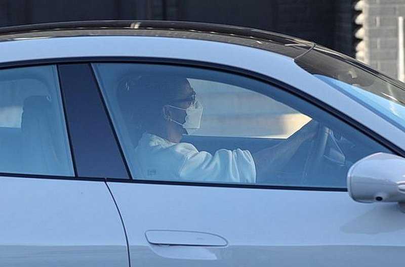 Льюис Хэмилтон удивил поклонников поездкой на Porsche Taycan