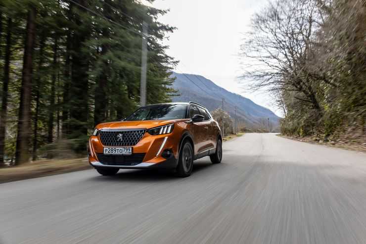 Лучше мало, чем много: первый тест-драйв нового Peugeot 2008
