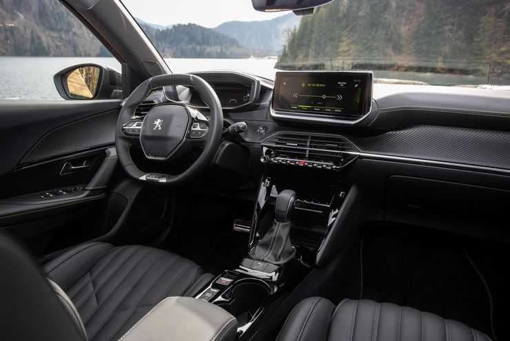 Лучше мало, чем много: первый тест-драйв нового Peugeot 2008