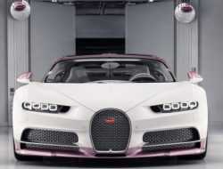 Мужчина подарил подруге на 14 февраля именной Bugatti Chiron