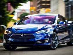 На 135 тысячах Tesla внезапно отключается экран. Их отправят в ремонт