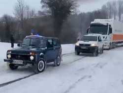 Посмотрите, как «Нива» буксирует фуру в ледяную гору в Германии