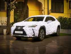 Посмотрите на Lexus UX, покрытый тысячами бумажных лепестков