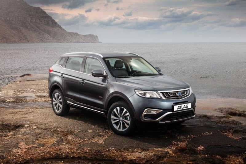 Российский Geely Atlas лишился нескольких комплектаций. Версий с &laquo;механикой&raquo; почти не осталось