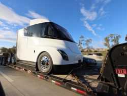 Шпионы сфотографировали новый прототип беспилотного электрогрузовика Tesla Semi