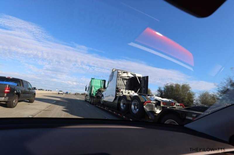 Шпионы сфотографировали новый прототип беспилотного электрогрузовика Tesla Semi