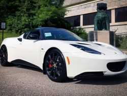 В США продали старейшую новую машину. Она ждала хозяина семь лет