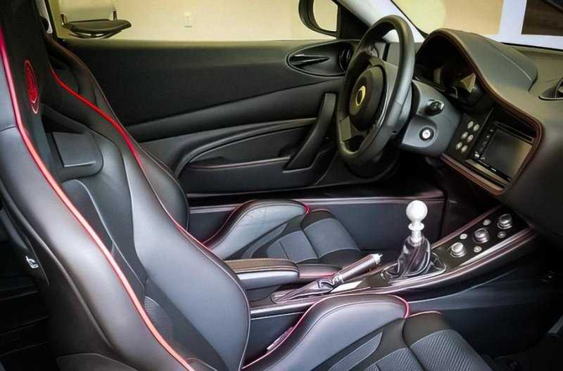 В США продали старейшую новую машину. Она ждала хозяина семь лет