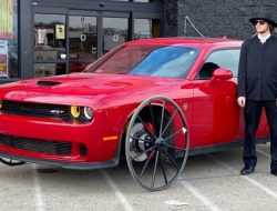 Видео: 717-сильный Dodge Challenger с колесами от кареты