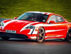 Видео: Электрические Porsche Taycan установили 13 рекордов