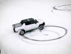 Видео: электрический Hummer крутит «пончики» на снегу