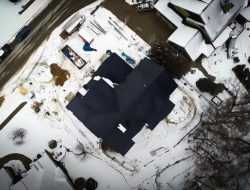 Видео: крыша с солнечными панелями Tesla сама избавляется от снега