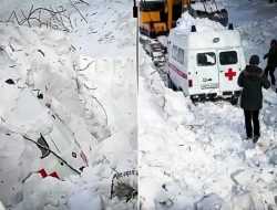 Видео: лавина полностью завалила «скорую». Ее откапывали экскаватором