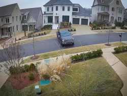 Видео: неуправляемый пикап скользит боком по обледенелой дороге