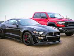 Видео: самый мощный в мире серийный пикап против быстрейшего «Мустанга» на планете