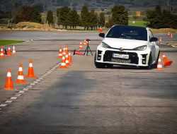 Видео: Toyota GR Yaris блестяще проходит лосиный тест