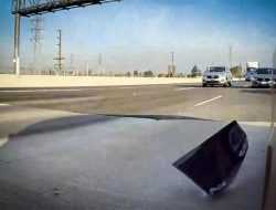 Видео: заднее стекло Tesla отвалилось прямо на ходу