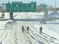 Власти Техаса просят жителей не ходить по заснеженным шоссе
