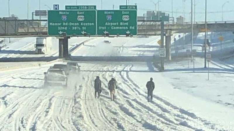 Власти Техаса просят жителей не ходить по заснеженным шоссе