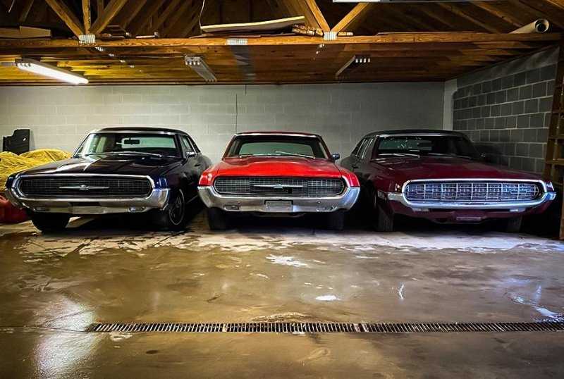 Знаменитые маслкары Ford Thunderbird, 30 лет простоявшие в гараже, продают за 185 000 рублей каждый