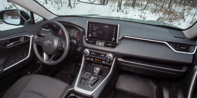 
            Базовые ценности. Тест-драйв Toyota RAV4 и Kia Sportage
        