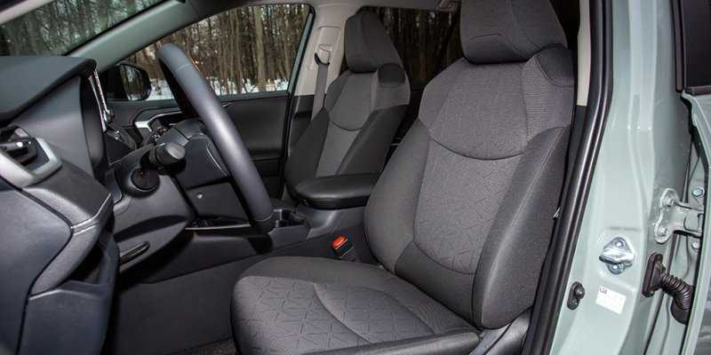 
            Базовые ценности. Тест-драйв Toyota RAV4 и Kia Sportage
        