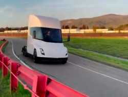 Tesla показала электрический грузовик на видео