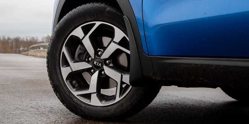 
            Базовые ценности. Тест-драйв Toyota RAV4 и Kia Sportage
        