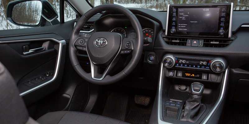 
            Базовые ценности. Тест-драйв Toyota RAV4 и Kia Sportage
        