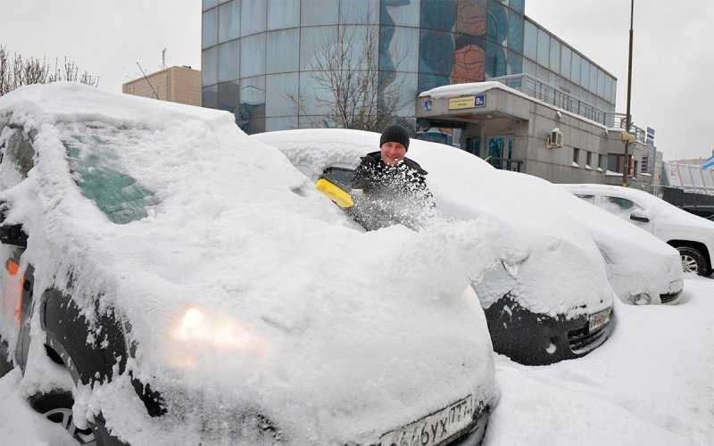 
            В Москве опять метель. Как правильно выкапывать машину из снега
        