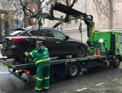 В Москве приставы забрали у женщины Infiniti за неоплату парковки