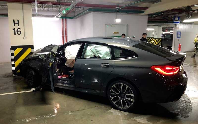 
            Сотрудник автомойки устроил аварию на BMW клиента в Москве. Фото
        