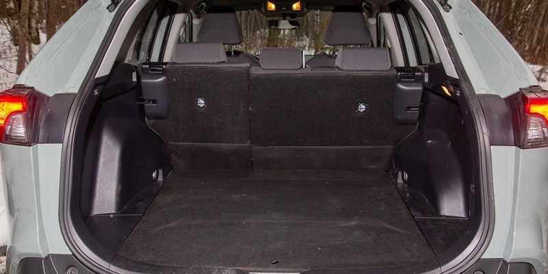 
            Базовые ценности. Тест-драйв Toyota RAV4 и Kia Sportage
        