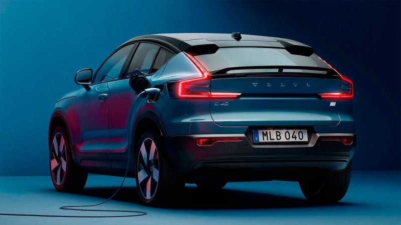 
            Вторым электрокаром Volvo стал купе-кроссовер C40
        