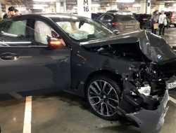 Сотрудник автомойки устроил аварию на BMW клиента в Москве. Фото