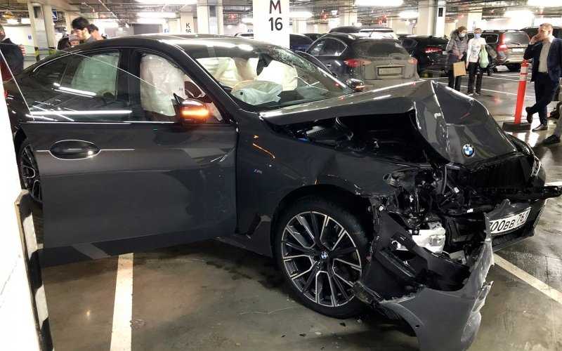 
            Сотрудник автомойки устроил аварию на BMW клиента в Москве. Фото
        