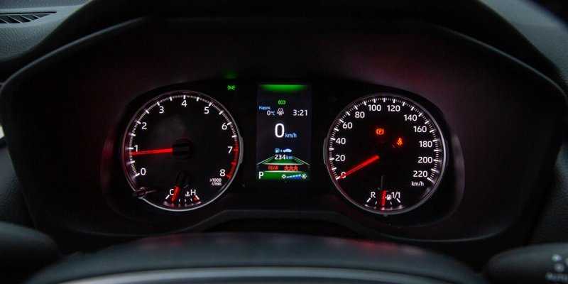 
            Базовые ценности. Тест-драйв Toyota RAV4 и Kia Sportage
        