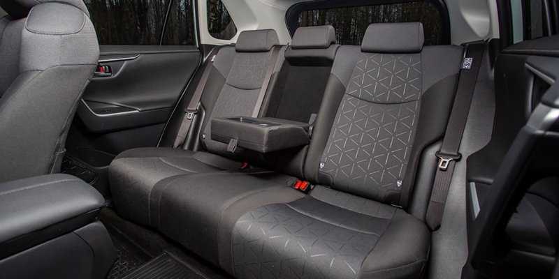 
            Базовые ценности. Тест-драйв Toyota RAV4 и Kia Sportage
        