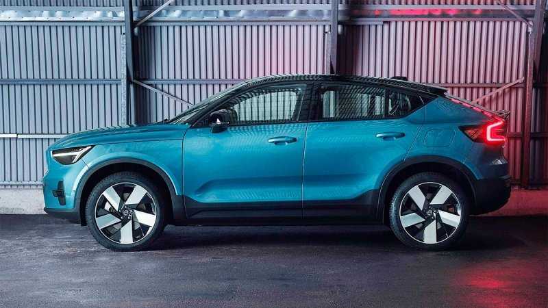 
            Вторым электрокаром Volvo стал купе-кроссовер C40
        