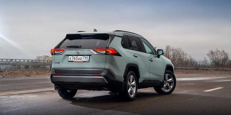 
            Базовые ценности. Тест-драйв Toyota RAV4 и Kia Sportage
        