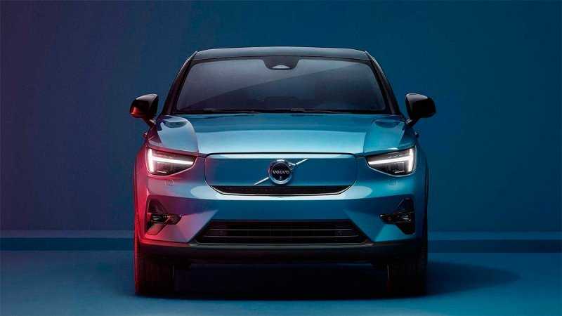 
            Вторым электрокаром Volvo стал купе-кроссовер C40
        