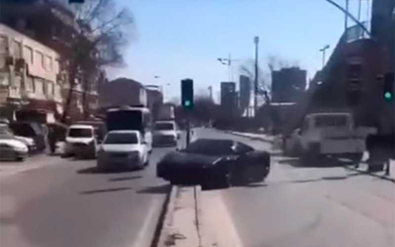 
            Водитель разбил спорткар Ferrari сразу после выезда с мойки. Видео
        
